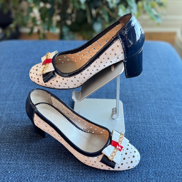 Passo Navy + White Leather Block Heel Pumps 8.5 Comfortable Office-Friendly - Picture 1 of 10